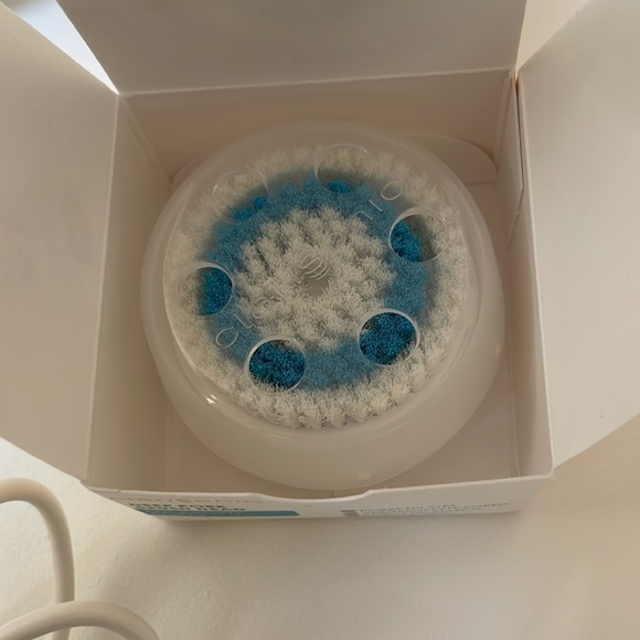 CLARISONIC MIA II + 2 NEW BRUSH HEADS - Picture 5 of 7